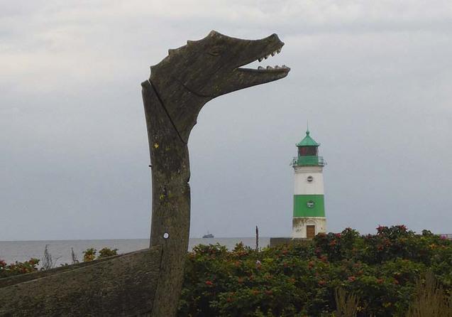 Ungeheuer knabbert an Leuchtturm vor Schleim&uuml;nde