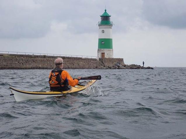 Sam passiert gleich den Leuchtturm in Schleim&uuml;nde