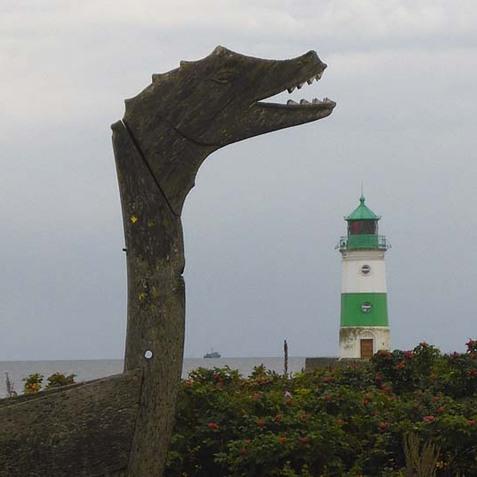 Ungeheuer knabbert an Leuchtturm vor Schleim&uuml;nde