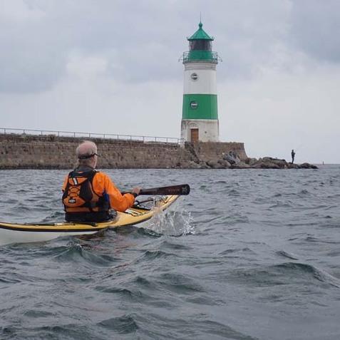 Sam passiert gleich den Leuchtturm in Schleim&uuml;nde