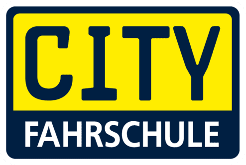 Logo der City Fahrschule mit gelbem Hintergrund, blauen Buchstaben und wei&szlig;em Text.