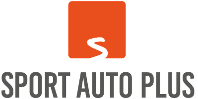 Logo von Sport Auto Plus, bestehend aus einem orangefarbenen Quadrat mit einem geschwungenen Strich und dem Schriftzug in Schwarz.