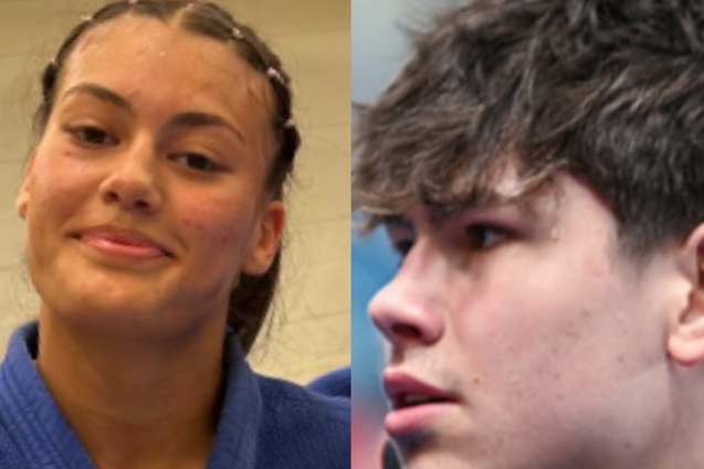 Zwei Sportler: Links eine junge Frau in einem blauen Judogi, rechts ein junger Mann in schwarzer Jacke, beide l&auml;cheln.