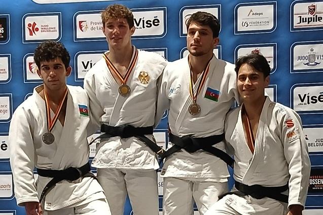Vier Judoka stehen auf dem Siegerpodest des International Belgian Judo Open in Vise, mit Medaillen um den Hals.