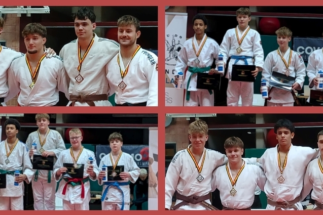 Vier Gruppen von jungen Judokas zeigen stolz ihre Medaillen und Pokale auf einer Meisterschaftsfeier.