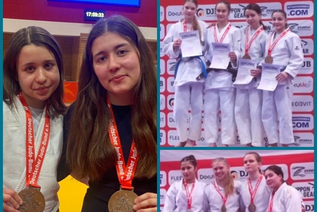 Zwei Judokas mit Medaillen posieren zusammen, w&auml;hrend f&uuml;nf Sportlerinnen mit Urkunden vor einer Wettkampfwand stehen.