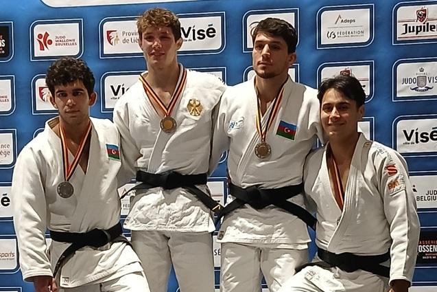 Vier Judoka stehen auf dem Siegerpodest des International Belgian Judo Open in Vise, mit Medaillen um den Hals.