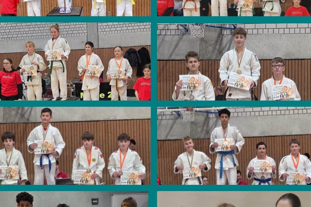 Gruppenfoto von Judokas in wei&szlig;en Anz&uuml;gen, die Medaillen zeigen, umgeben von Zuschauern in roten T-Shirts.