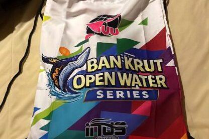 Rucksack mit buntem Design und Aufschrift &bdquo;Ban Krut Open Water Series&ldquo; auf einer hellen Unterlage.