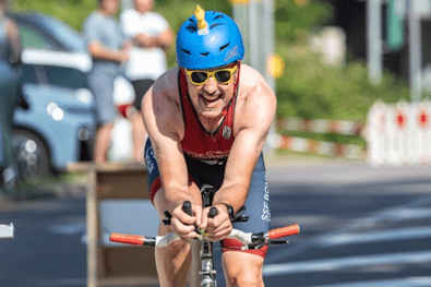 Berthold Balg in Aeroposition – Mit Maskottchen Woodstock auf dem Helm bläst das Klapprad zur rasanten Verfolgungsjagd