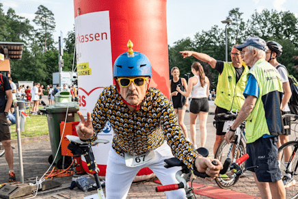 Ironbart (so der Name bei den Early-4-Birds) beim Neunkircher Triathlon – stilsicherer Check-in mit dem Klapprad