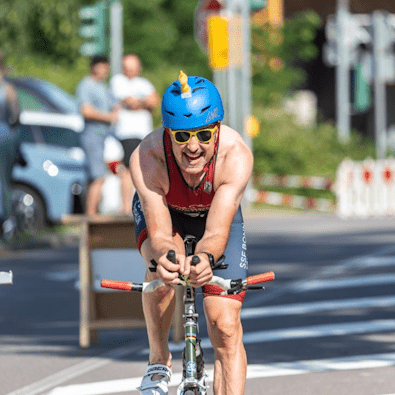 Berthold Balg in Aeroposition – Mit Maskottchen Woodstock auf dem Helm bläst das Klapprad zur rasanten Verfolgungsjagd