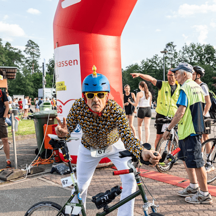 Ironbart (so der Name bei den Early-4-Birds) beim Neunkircher Triathlon – stilsicherer Check-in mit dem Klapprad