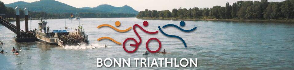 Logo des Bonn Triathlons mit Fluss im Hintergrund und Schwimmern sowie einem Boot am Ufer.