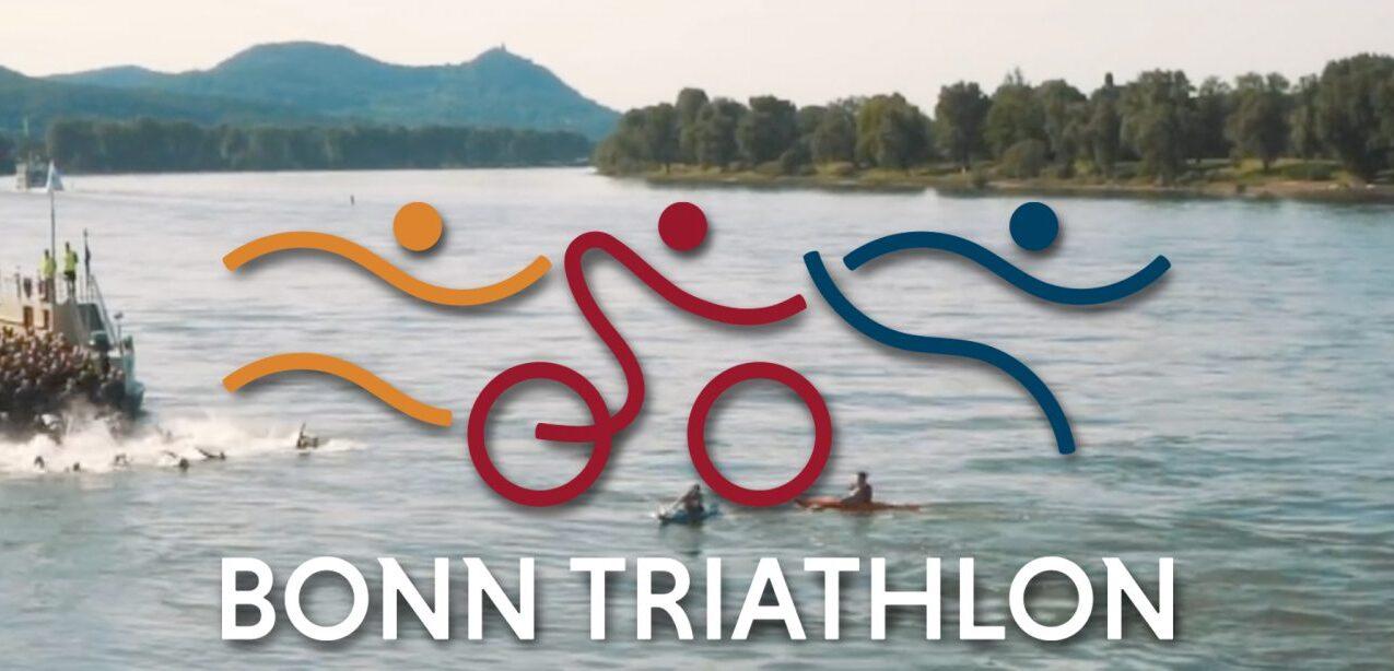 Logo des Bonn Triathlons mit Fluss im Hintergrund und Schwimmern sowie einem Boot am Ufer.