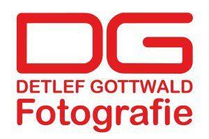 Logo von Detlef Gottwald mit den Buchstaben DG in Rot und dem Schriftzug &bdquo;Fotografie&ldquo; darunter.