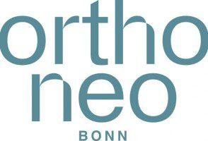 Logo von OrthoNeo Bonn in blauer Schrift auf hellem Hintergrund. Der Schriftzug besteht aus den W&ouml;rtern "ortho" und "neo".