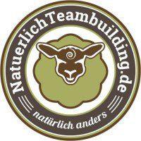 Logo von Nat&uuml;rlichTeambuilding.de mit einer stilisierten Schafdarstellung umgeben von einem runden Schriftzug.