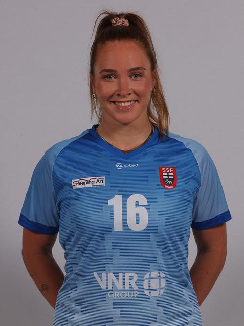 Portr&auml;t einer l&auml;chelnden Sportlerin in einem blauen Trikot mit der Nummer 16 und Logos auf einem neutralen Hintergrund.