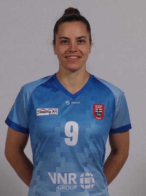 Portrait einer sportlichen Frau in hellblauem Trikot mit der Nummer 9, Hintergrund grau.