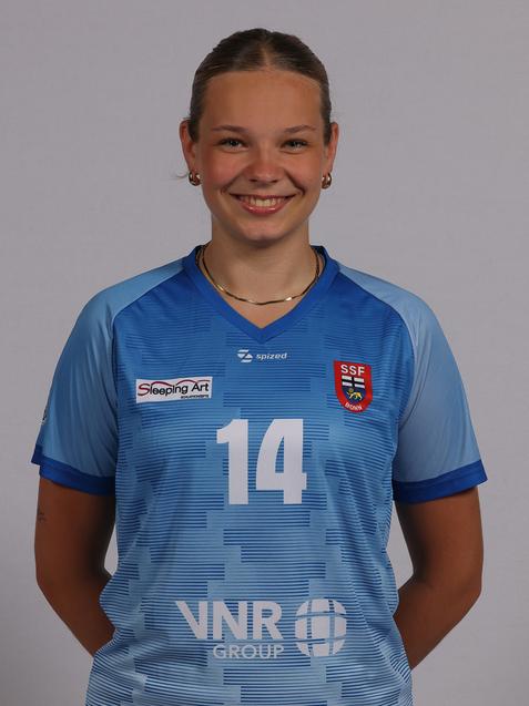 Junge Frau in einem blauen Sporttrikot mit der Nummer 14 und Logos auf der Vorderseite, l&auml;chelt in die Kamera.