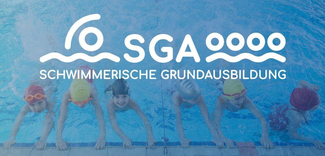 Kinder in Badekappen am Beckenrand &uuml;ben mit einem Logo f&uuml;r schwimmerische Grundausbildung im Hintergrund.