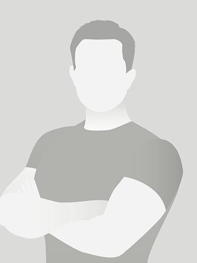 Abstrakte Silhouette eines Mannes mit verschr&auml;nkten Armen auf grauem Hintergrund. Gesicht und Details sind nicht sichtbar.