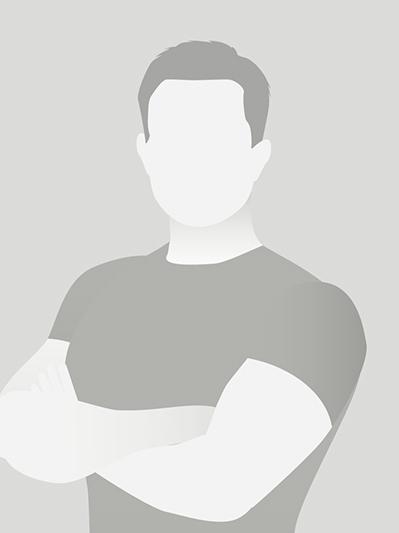 Abstrakte Silhouette eines Mannes mit verschr&auml;nkten Armen auf grauem Hintergrund. Gesicht und Details sind nicht sichtbar.