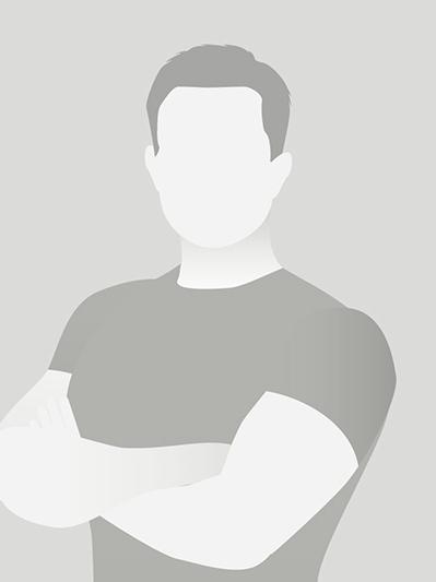 Abstrakte Silhouette eines Mannes mit verschr&auml;nkten Armen auf grauem Hintergrund. Gesicht und Details sind nicht sichtbar.