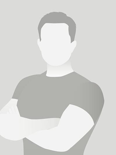 Abstrakte Silhouette eines Mannes mit verschr&auml;nkten Armen auf grauem Hintergrund. Gesicht und Details sind nicht sichtbar.