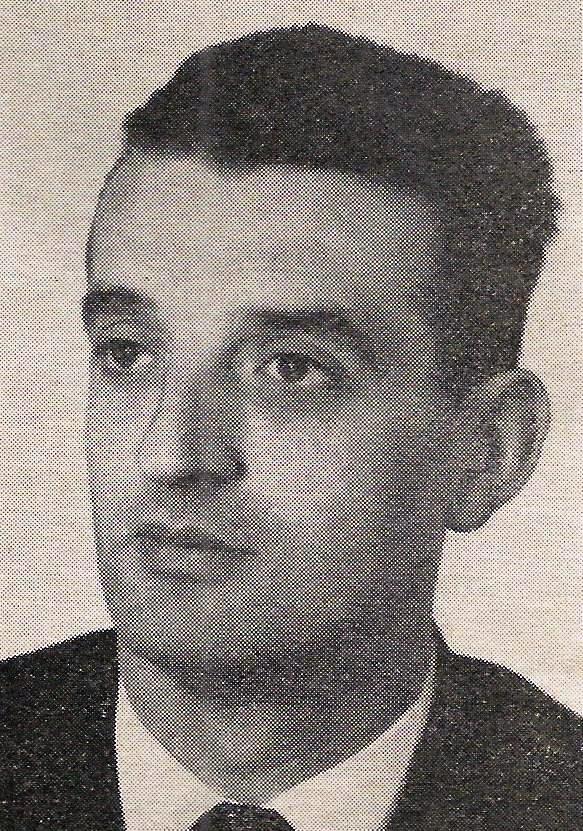 Schwarz-wei&szlig; Portr&auml;t eines Mannes mit kurzem Haar und Anzug, ernsthaft in die Kamera blickend.