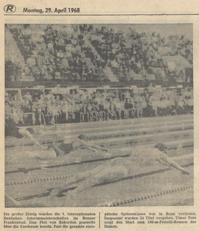Schwimmerinnen starten in einem 100-m-Freistil-Rennen bei den Deutschen Meisterschaften im Bonner Frankenbad.