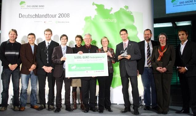 Gruppenszene bei der Verleihung des &bdquo;Gr&uuml;nen Bands&ldquo; 2008, mit Scheck &uuml;ber 5.000 Euro f&uuml;r sportliche Talente.