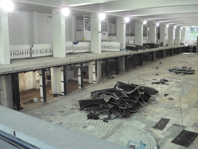 Blick auf einen ungenutzten Schwimmbeckenbereich mit Baustellenmaterial und offenen Wandfl&auml;chen.