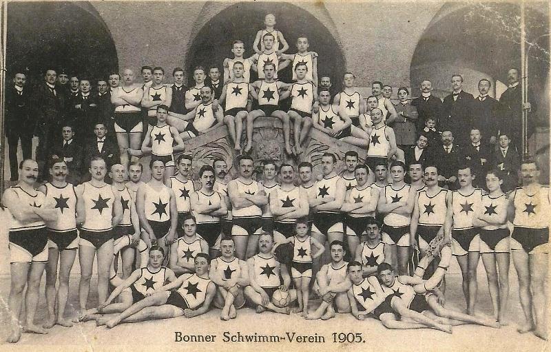 Gruppenfoto des Bonner Schwimm-Vereins von 1905, Mitglieder in einheitlicher Badekleidung mit Sternen, angereichert mit Wasserball.